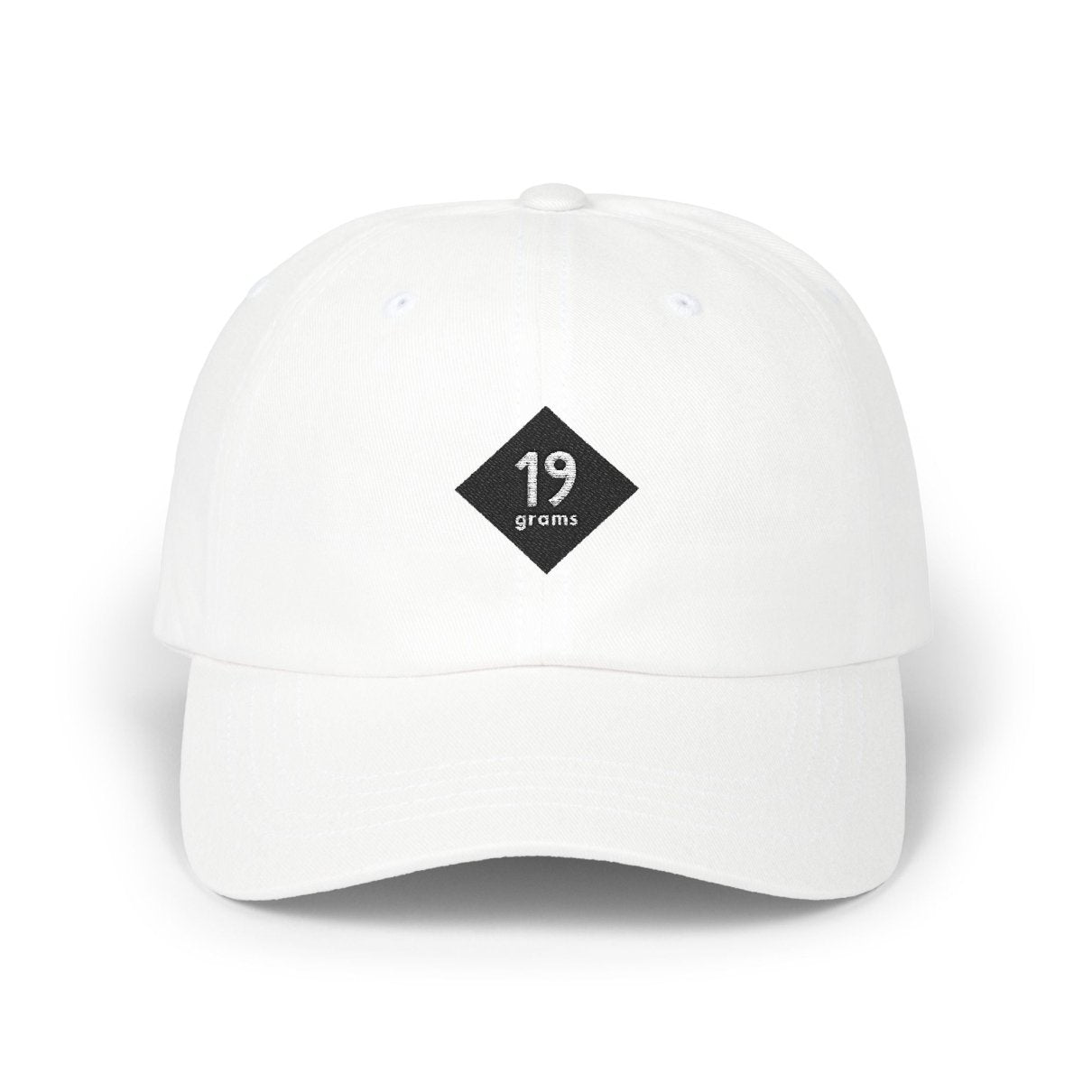 19grams Weiße Baseball Cap freistehend – Produktfoto Cap mit 19grams.live Roasters Logo, Merchandise von 19grams Berlin
