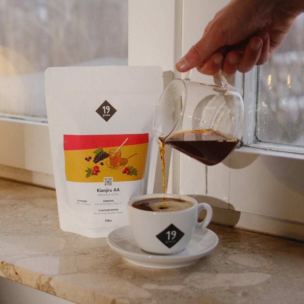 19grams Kaffeeverpackung Kianjiru AA Kenya Filter – Kaffee wird in 19grams-Tasse eingegossen, Produktfoto Specialty Coffee