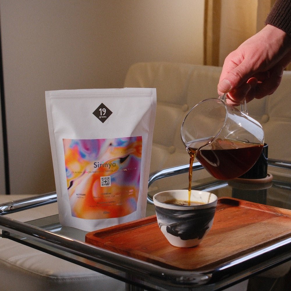 19grams „Sirinya" Thailand Filter – Kaffee aus Glaskanne in Keramiktasse, atmosphärisches Produktfoto