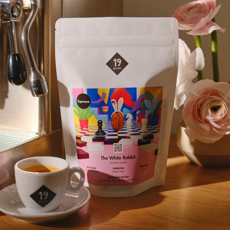 19grams Osterkaffee „The White Rabbit" – bunte Osterillustration mit Espressotasse und Rosen