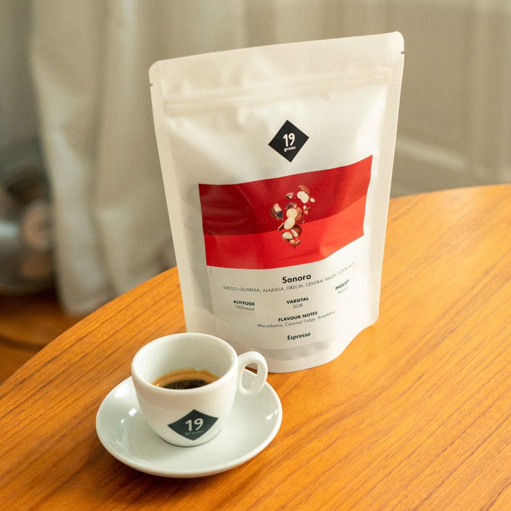 19grams Sonora SL28 Costa Rica Espresso mit frischem Espresso in einer kleinen Tasse mit 19grams Logo