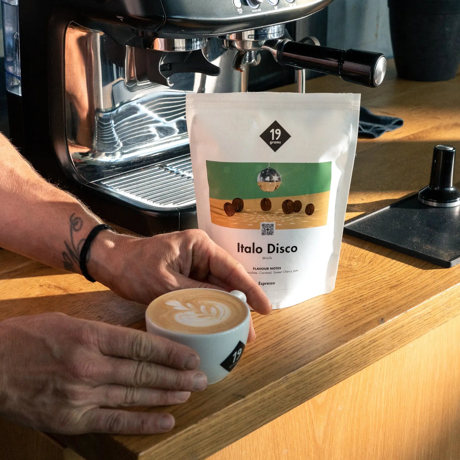 19grams Italo Disco Espresso Beutel mit Cappuccino Latte Art und Siebträgermaschine