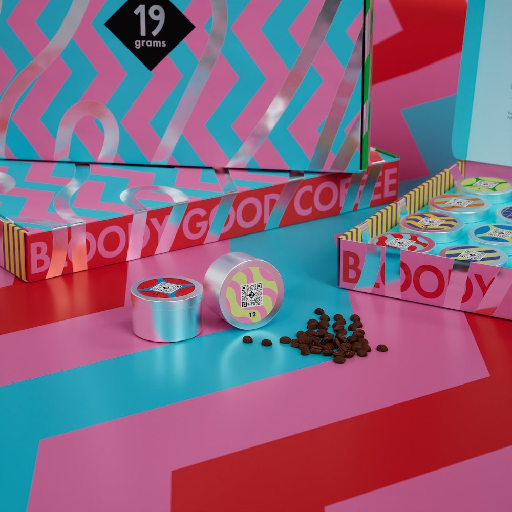 19grams Bloody Good Coffee Adventskalender 2025 – Dosen Türchen 12 und Kaffeebohnen Nahaufnahme