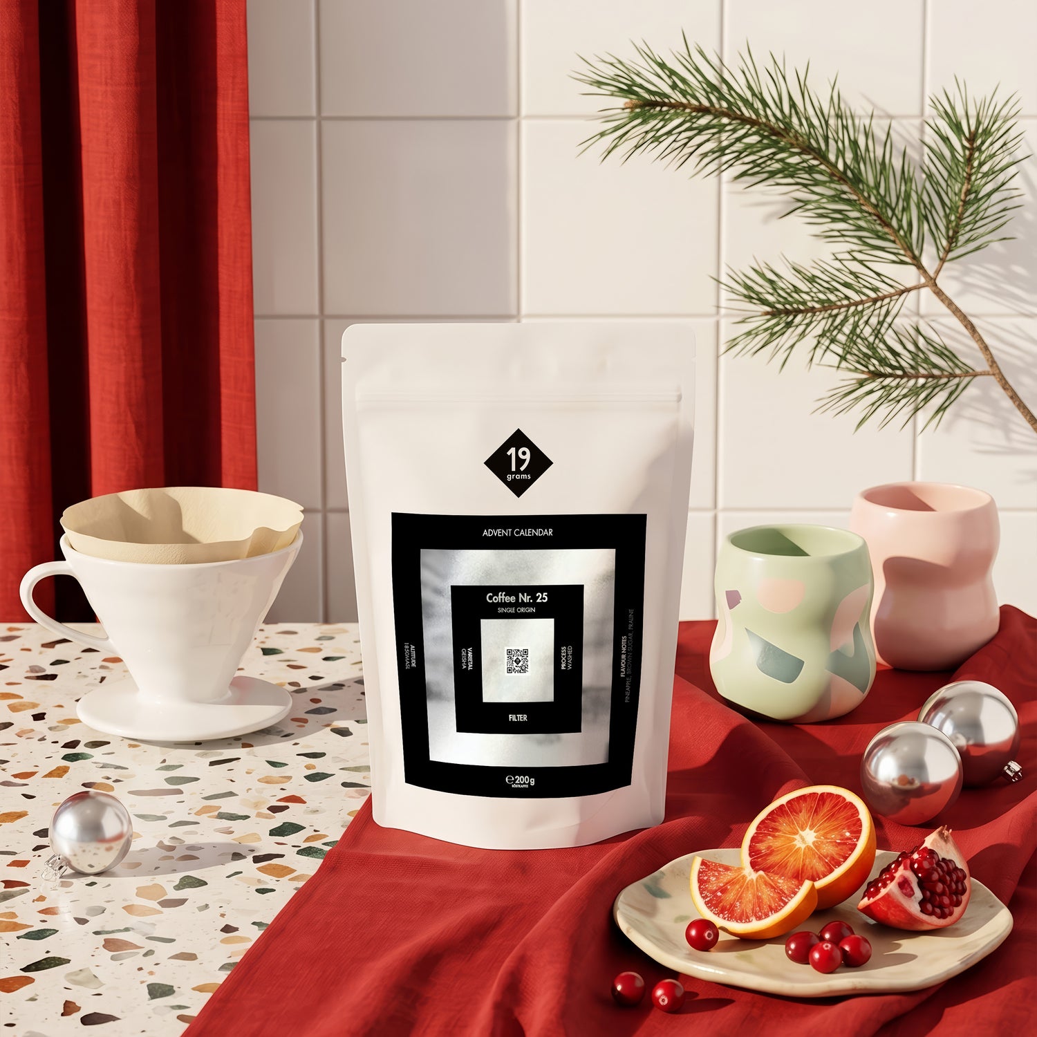 19grams.live Nr. 25 Adventskalender Specialty Coffee Moodbild – Kaffeebeutel mit Handfilter, Tassen, Blutorange und Granatapfel auf Terrazzo, Kaffeerösterei Berlin
