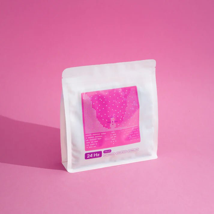 24 Hz Filterkaffee Specialty Coffee – pinke Verpackung mit Herzmotiv auf rosa Hintergrund