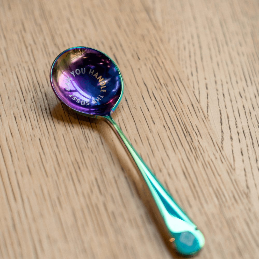 19grams „Can You Handle The Süß" Rainbow Cupping Löffel in Regenbogenfarben auf Holzoberfläche