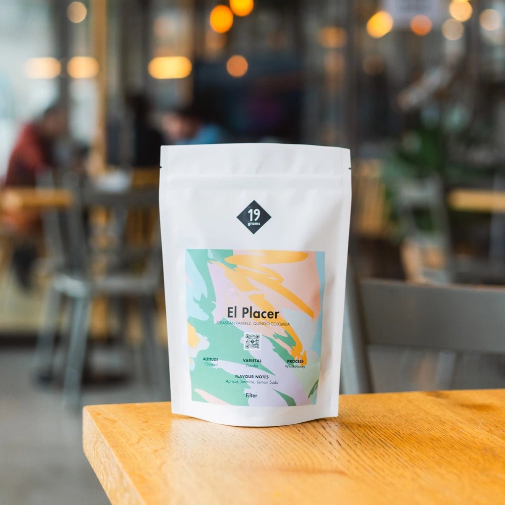 19grams El Placer Super Rare Filter Kaffeebeutel auf Holzblock im Café – Quindío Kolumbien Rare Specialty Coffee von 19grams Berlin