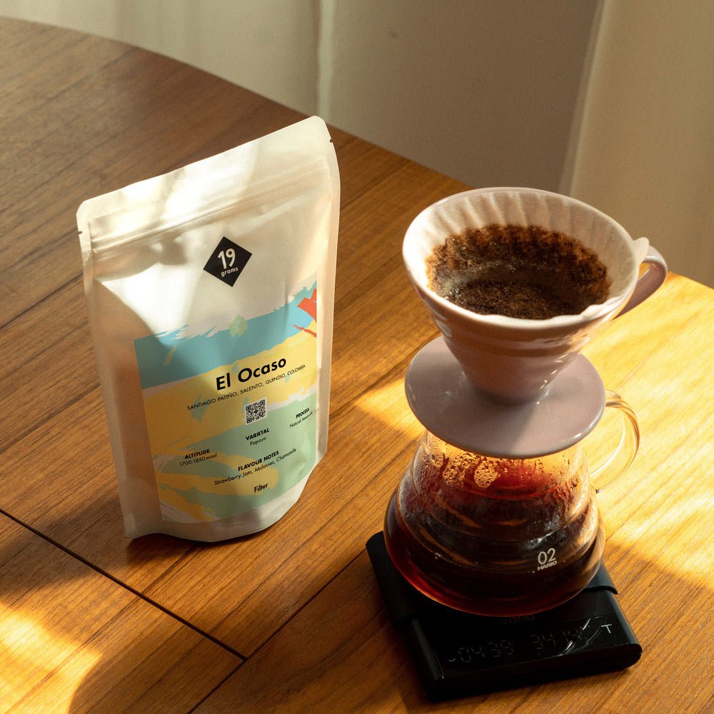 19grams El Ocaso Rare Filterkaffee neben einem Dripper und einer Waage – Specialty Coffee Kolumbien
