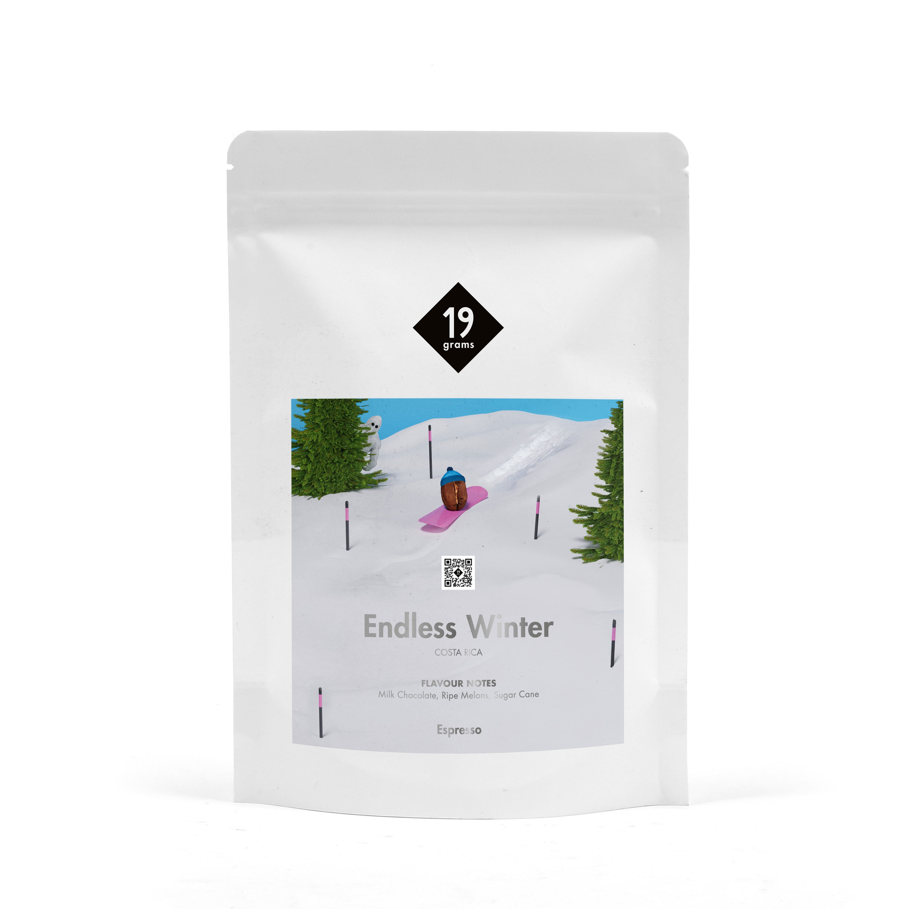 19grams Endless Winter Specialty Coffee Espresso – Kaffeebeutel Produktmockup mit Ski-Illustration in verschneiter Landschaft, Single Origin aus Costa Rica, Kaffeerösterei Berlin