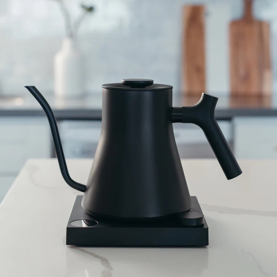 Fellow Stagg EKG Pro elektrischer Wasserkocher 0,9 l Matt-Schwarz – Präzisions-Pour-Over-Kessel mit Profileinstellungen, im 19grams Berlin Shop