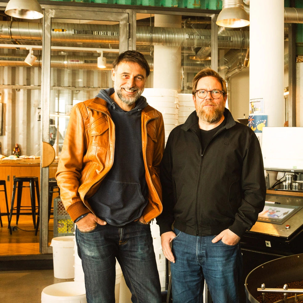 19grams Partner Sascha Spittel und Gerrit Peters in der 19grams Rösterei Berlin – Gründer des Specialty Coffee Unternehmens