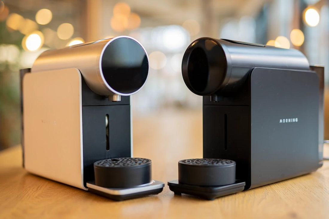 Morning Machine Kaffeeautomat in Silber und Schwarz bei 19grams – Smart Kaffeemaschine Morning Machine Produktfoto im Shop 19grams.live Roasters Berlin