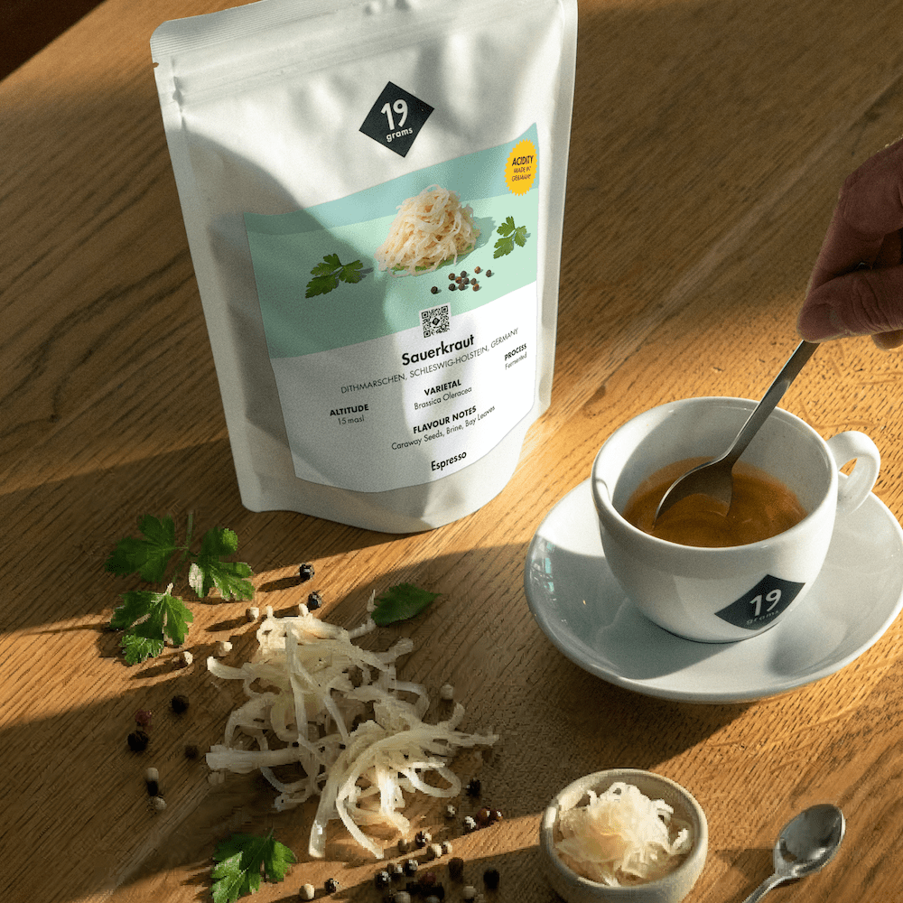 19grams Kaffeeverpackung „Sauerkraut" mit Espressotasse, frischem Sauerkraut und Pfefferkörnern