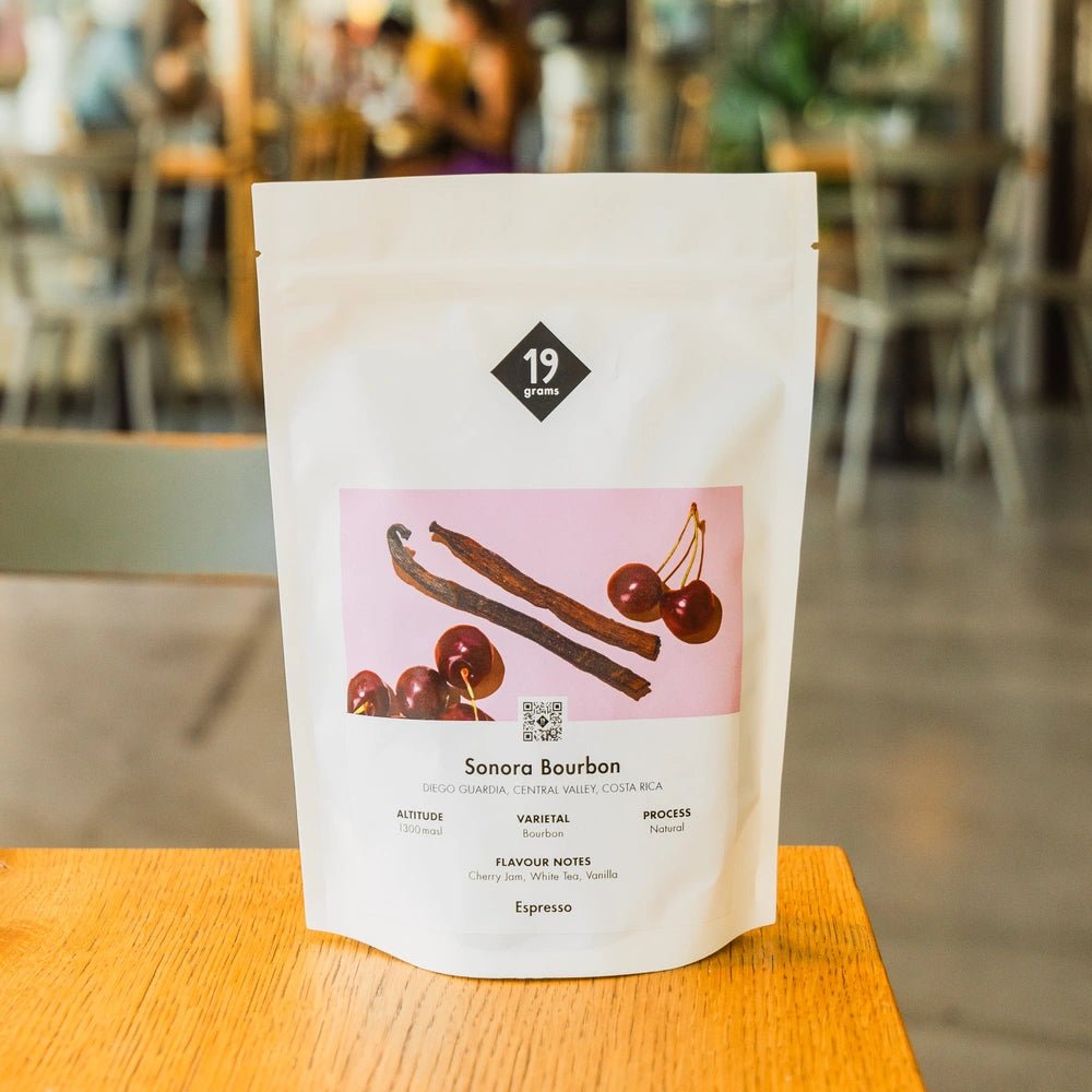19grams Hacienda Sonora Bourbon Espresso Kaffeebeutel auf Holztisch im Café – Costa Rica Central Valley Naturprozess Specialty Coffee von 19grams Berlin