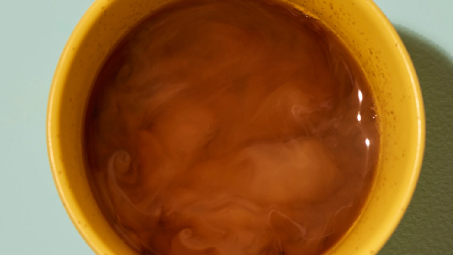 Sortenreiner Filterkaffee in gelber Tasse von oben – Single Origin Filterkaffee Specialty Coffee bei 19grams.live Roasters Berlin