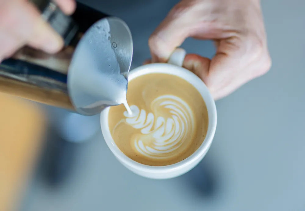 Latte Art beim Machen