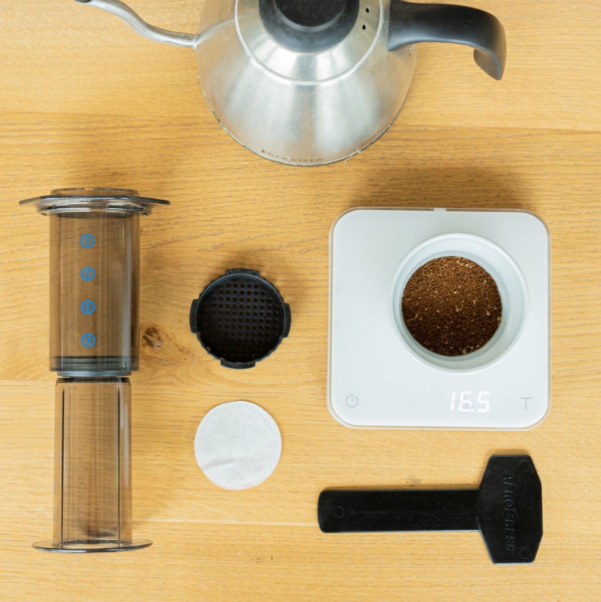 Clear Aeropress mit Filter und Waage auf dem Tisch