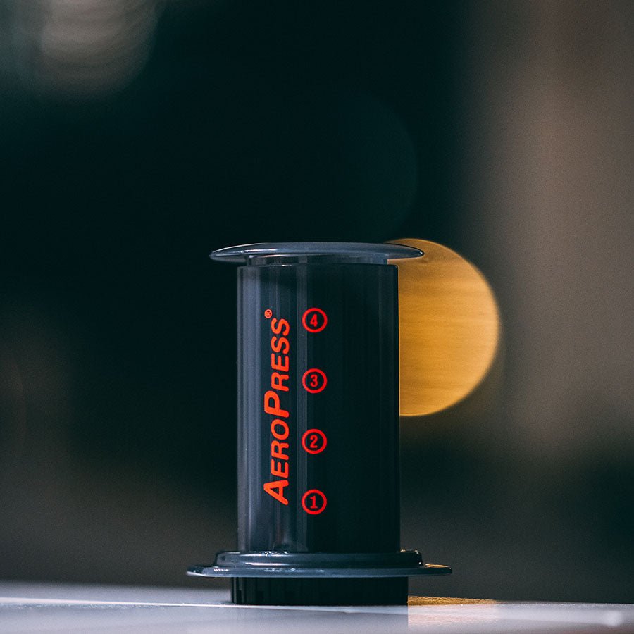 19grams Aerobie AeroPress Kaffeebereiter Frontansicht - AeroPress kaufen bei 19grams.live Roasters Berlin