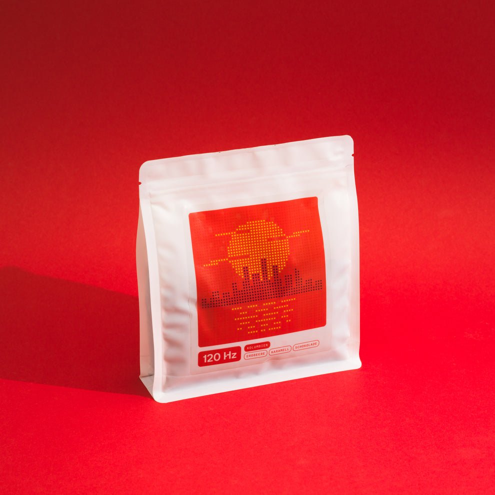 120 Hz Espresso Kaffeetüte Vorderseite auf rotem Hintergrund – iknow Review von 19grams Berlin