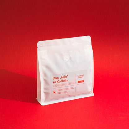 120 Hz Espresso Kaffeetüte Rückseite auf rotem Hintergrund – iknow Review von 19grams Berlin