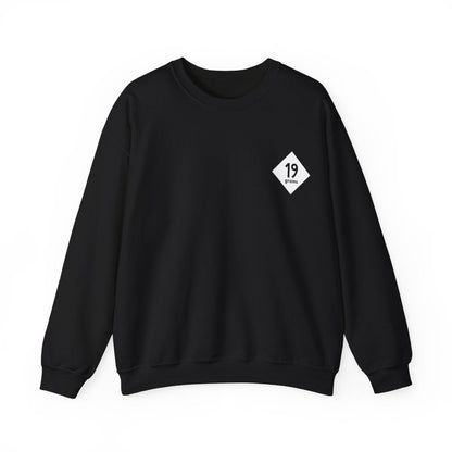 19grams schwarzes Sweatshirt mit 19grams Logo auf der linken Brust, Frontansicht freistehend
