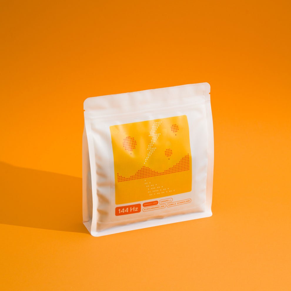 144 Hz Brasilien Espresso Kaffeetüte Vorderseite auf orangefarbenem Hintergrund – iknow Review Kaffee geröstet von 19grams Berlin