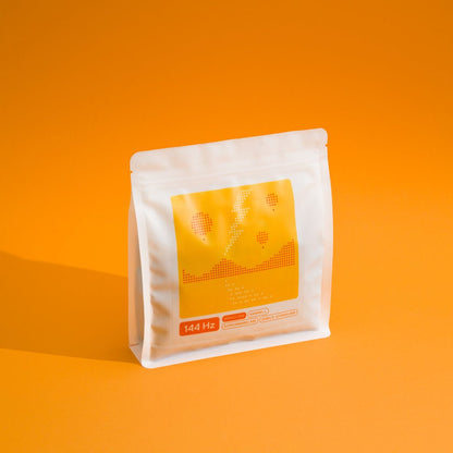 144 Hz Brasilien Espresso Kaffeetüte Vorderseite auf orangefarbenem Hintergrund – iknow Review Kaffee geröstet von 19grams Berlin