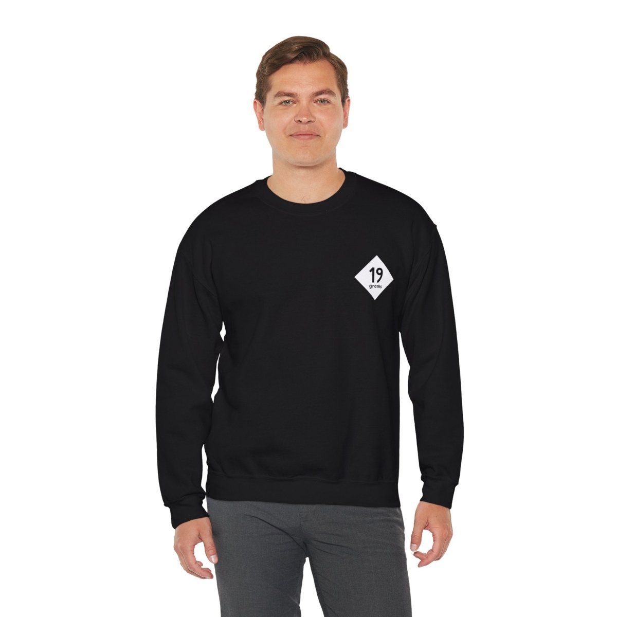 Schwarzer 19grams Pullover getragen von einem Mann