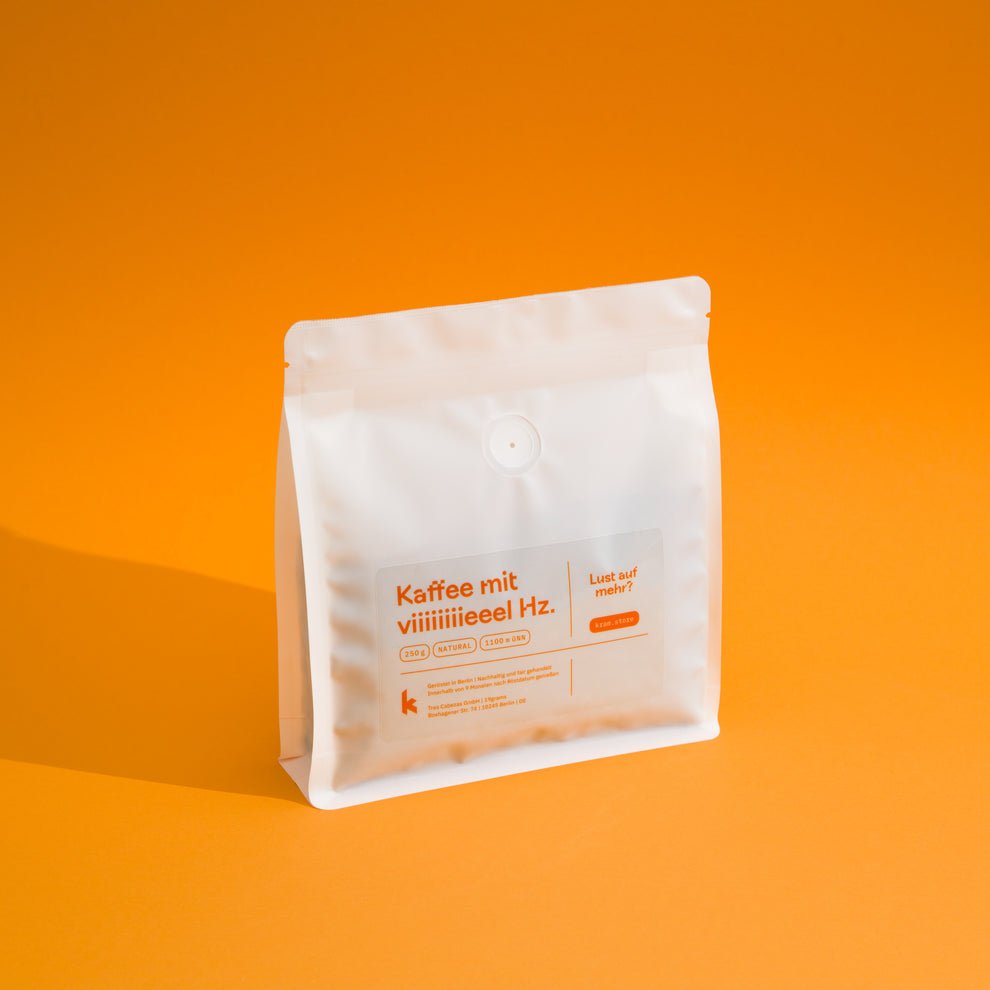 144 Hz Brasilien Espresso Kaffeetüte Rückseite auf orangefarbenem Hintergrund – iknow Review Kaffee geröstet von 19grams Berlin