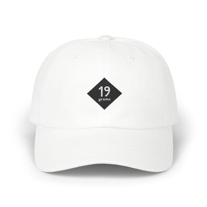 19grams Weiße Baseball Cap freistehend – Produktfoto Cap mit 19grams.live Roasters Logo, Merchandise von 19grams Berlin