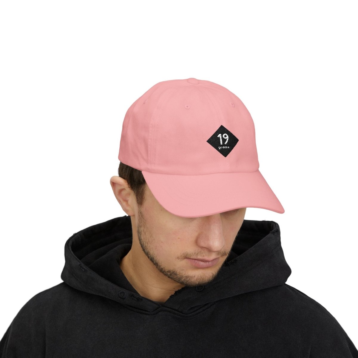 19grams Pinke Baseball Cap Frontansicht – Cap mit 19grams.live Roasters Logo, getragen von einer Person
