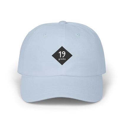 19grams Blaue Baseball Cap Frontansicht – Cap mit 19grams.live Roasters Logo, getragen von einer Person