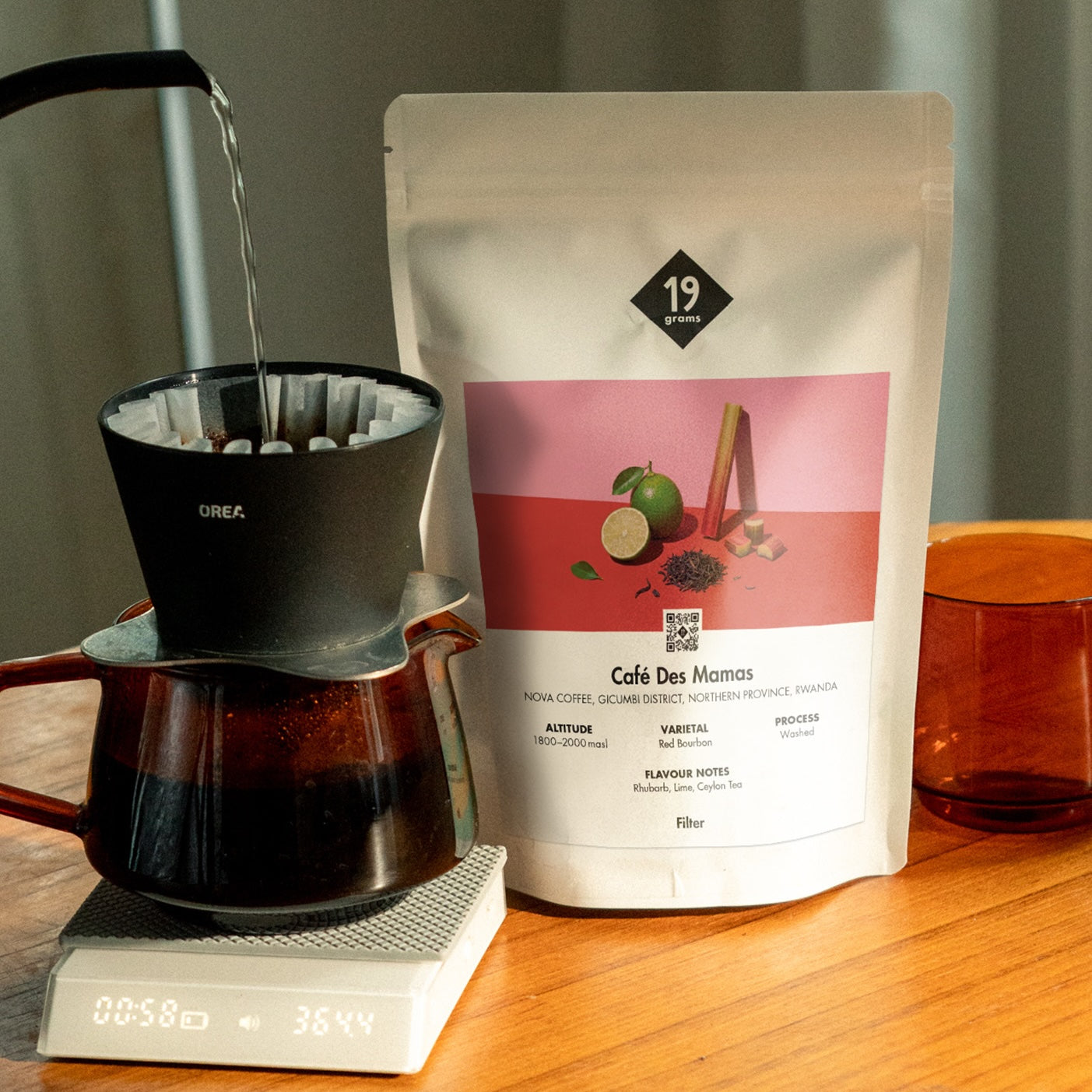 19grams Café des Mamas Kaffeebeutel Moodshot – Specialty Coffee Produktfoto auf blauem Untergrund mit Siebträger und Espressotasse