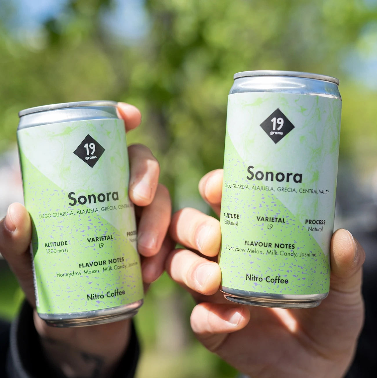 Zwei 19grams Sonora Nitro Coffee Dosen im Freien – Cold Brew Nitro Coffee Sommertrank von 19grams.live Roasters Berlin