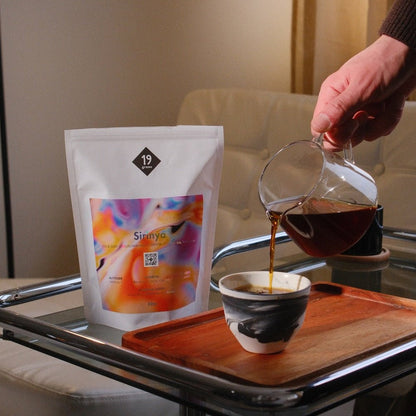 19grams „Sirinya" Thailand Filter – Kaffee aus Glaskanne in Keramiktasse, atmosphärisches Produktfoto
