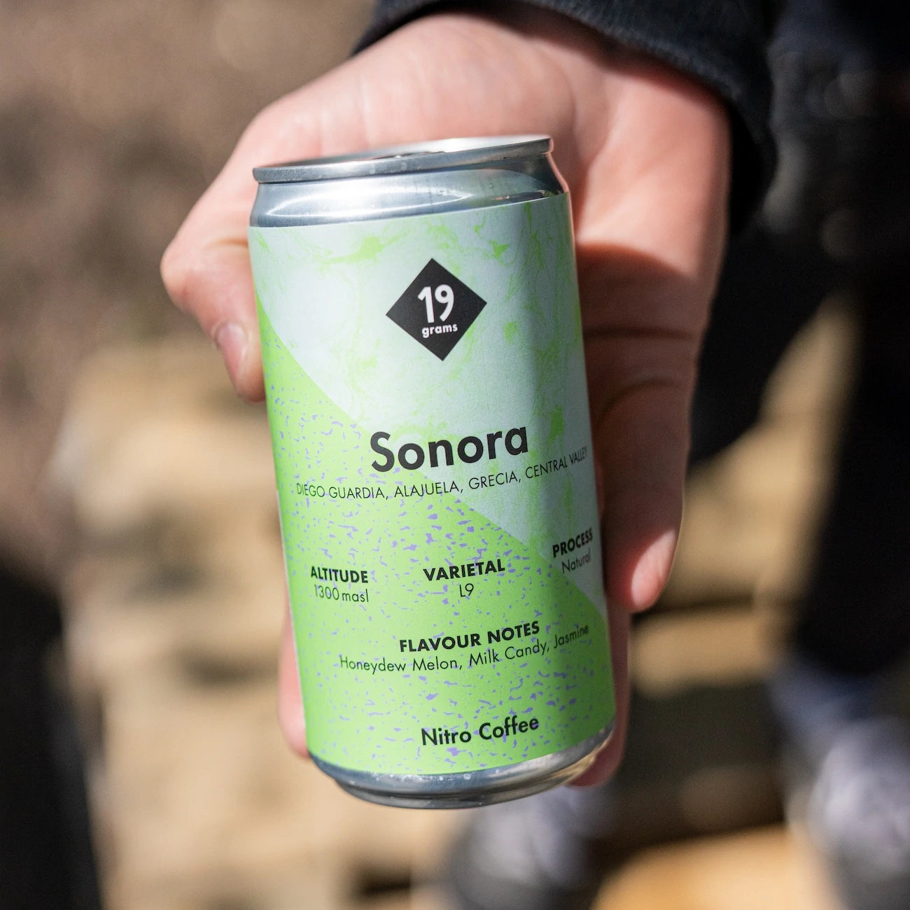 19grams Sonora L9 Nitro Coffee Dose in der Hand – Cold Brew Nitro Coffee von 19grams.live Roasters Berlin