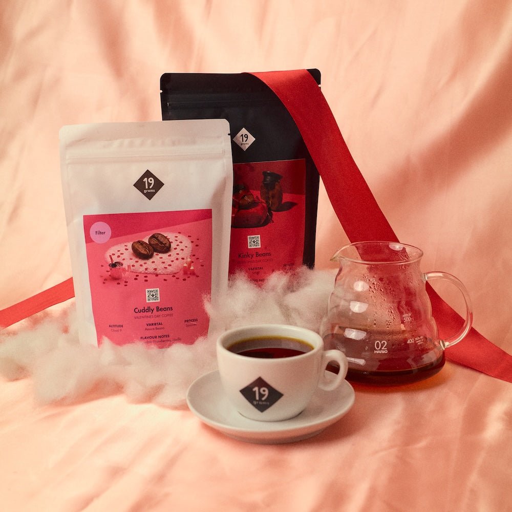 19grams Valentinstagskaffee 2026 „Love Beans" – Kaffeeverpackungen mit Kanne, rote Schleifen