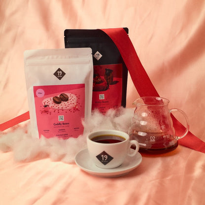 19grams Valentinstagskaffee 2026 „Love Beans" – Kaffeeverpackungen mit Kanne, rote Schleifen