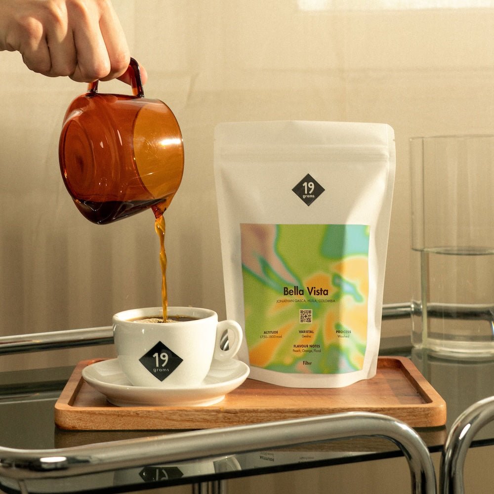 19grams Kaffeeverpackung „Bella Vista" aus Kolumbien auf Holztablett, dan
