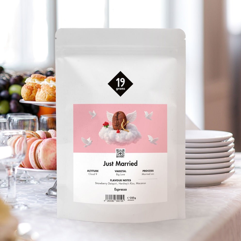 19grams Kaffeeverpackung „Just Married" Hochzeitskaffee Espresso mit romantischer Illustration auf gedecktem Tisch