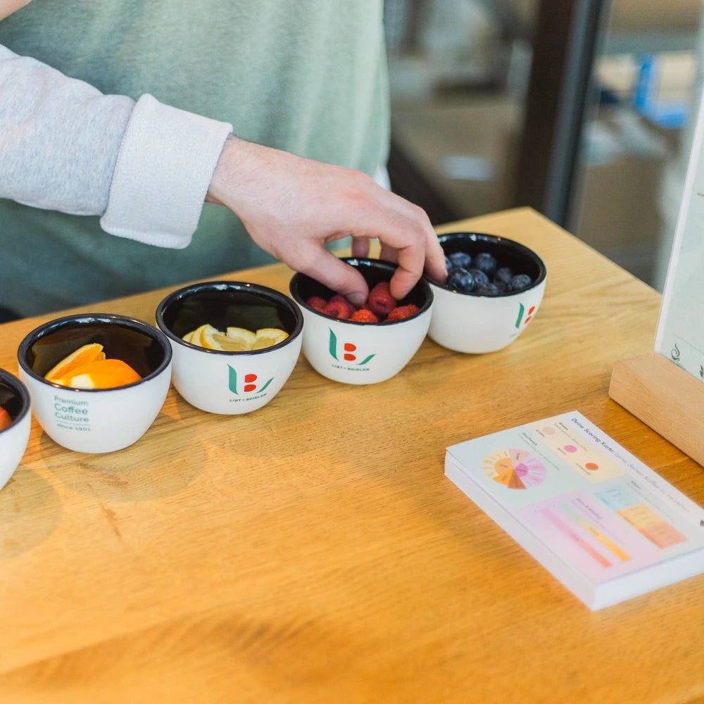 Schalen mit Friichten als Aromareferenz beim 19grams Kaffeeverkostung Training mit Arundhati Shenoy – Sensorik Cupping Flävour Notes Workshop Specialty Coffee Berlin