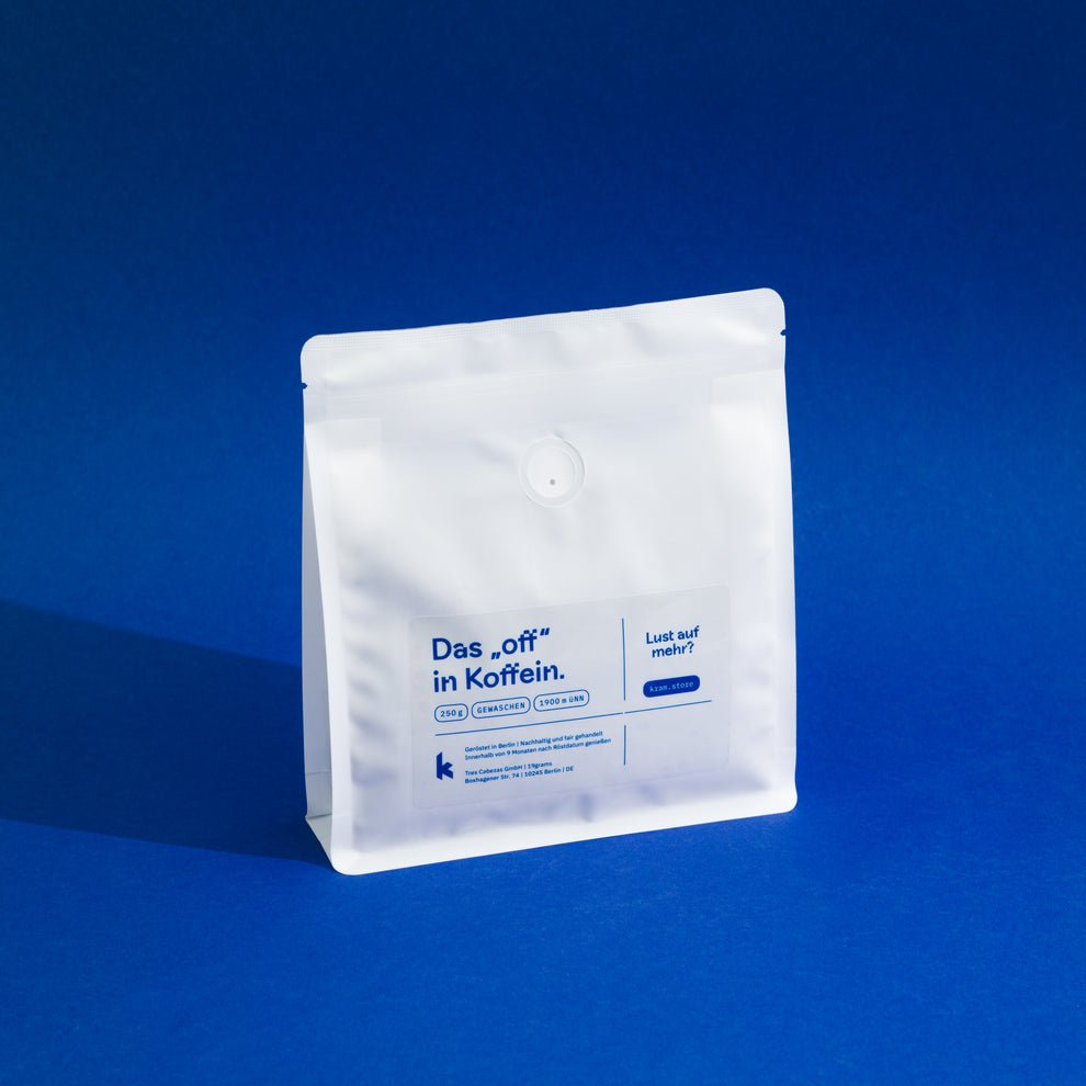 1 Hz Decaf Espresso Kaffeetüte Rückseite auf blauem Hintergrund – iknow Review entkoffeinierter Kaffee von 19grams Berlin