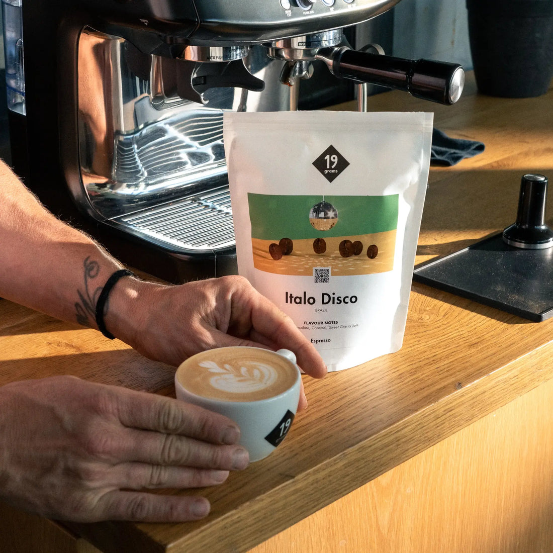 19grams Italo Disco Espresso Beutel mit Cappuccino Latte Art und Siebträgermaschine