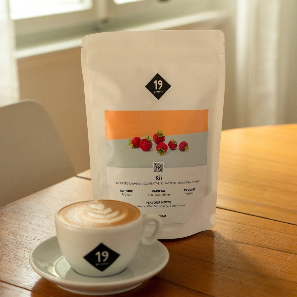 19grams Kii Espresso aus Kenia auf dem Tisch mit einem Cappuccino