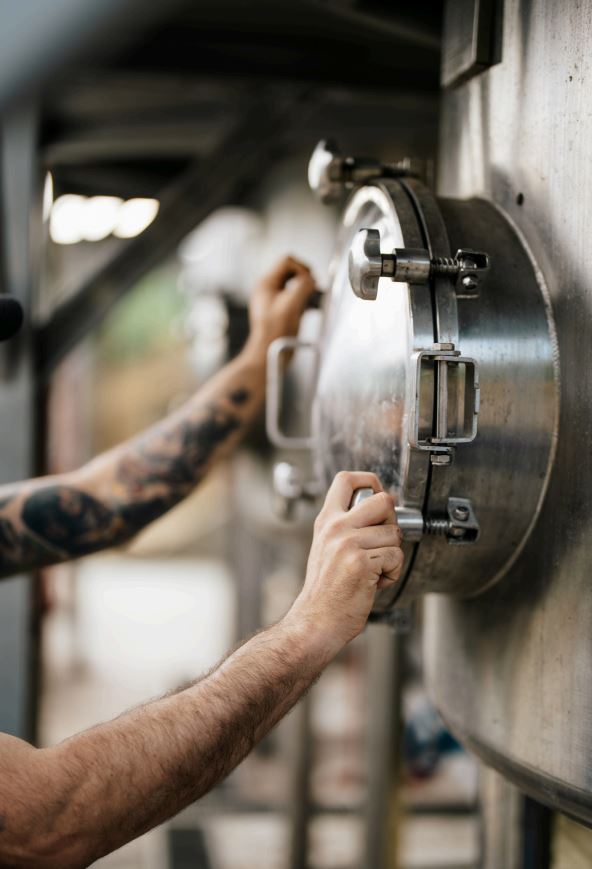 4 Llamas Bolivien Kaffeebauer öffnet Silo für Pulse-Vacuum-Washed Kaffeeverarbeitung – Specialty Coffee von 19grams Berlin