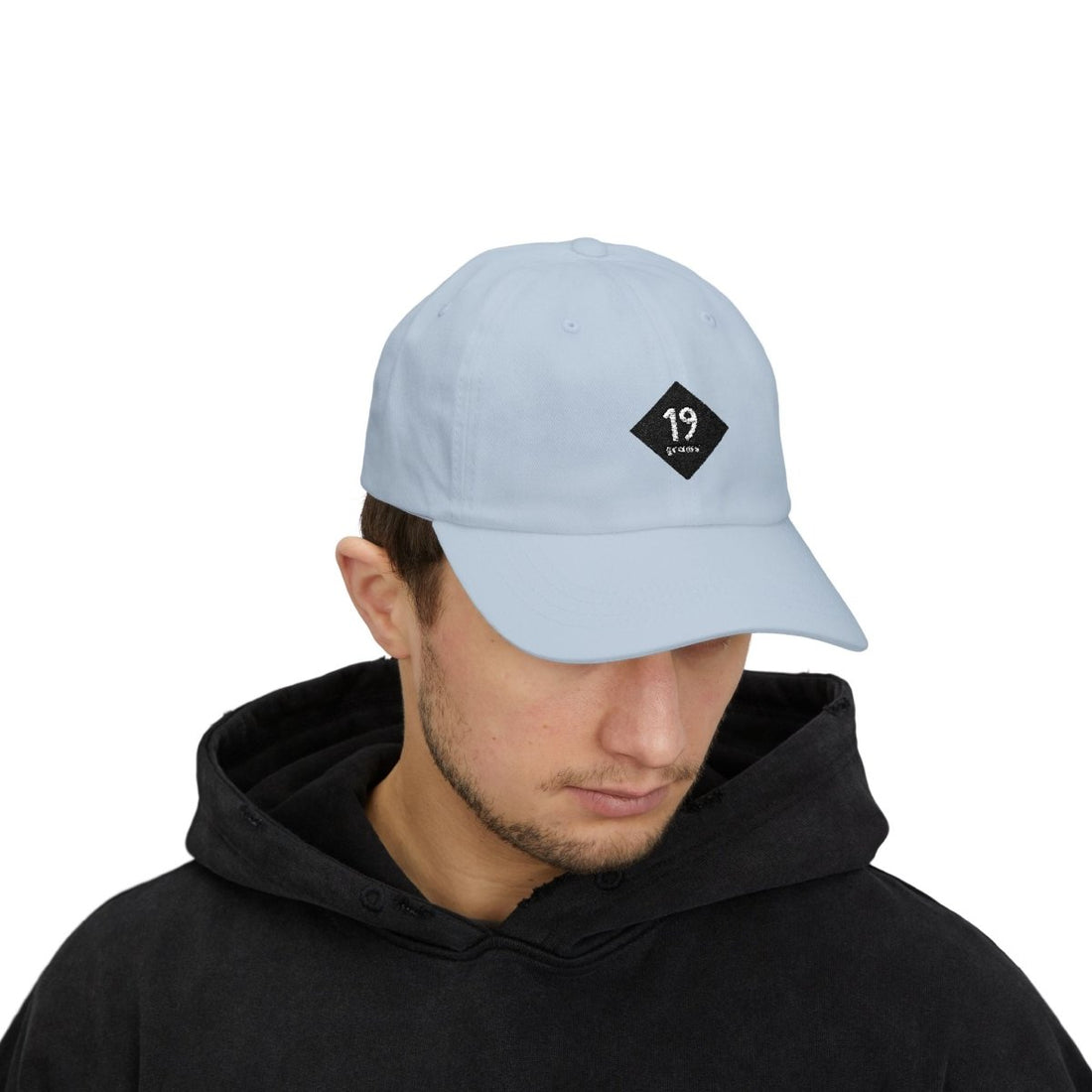 19grams Blaue Baseball Cap Frontansicht getragen – Cap mit 19grams.live Roasters Logo, Lifestyle-Produktfoto Merchandise