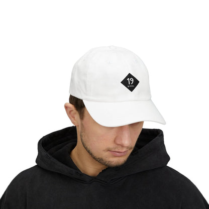 19grams Weiße Baseball Cap Frontansicht – Cap mit 19grams.live Roasters Logo, getragen von einer Person