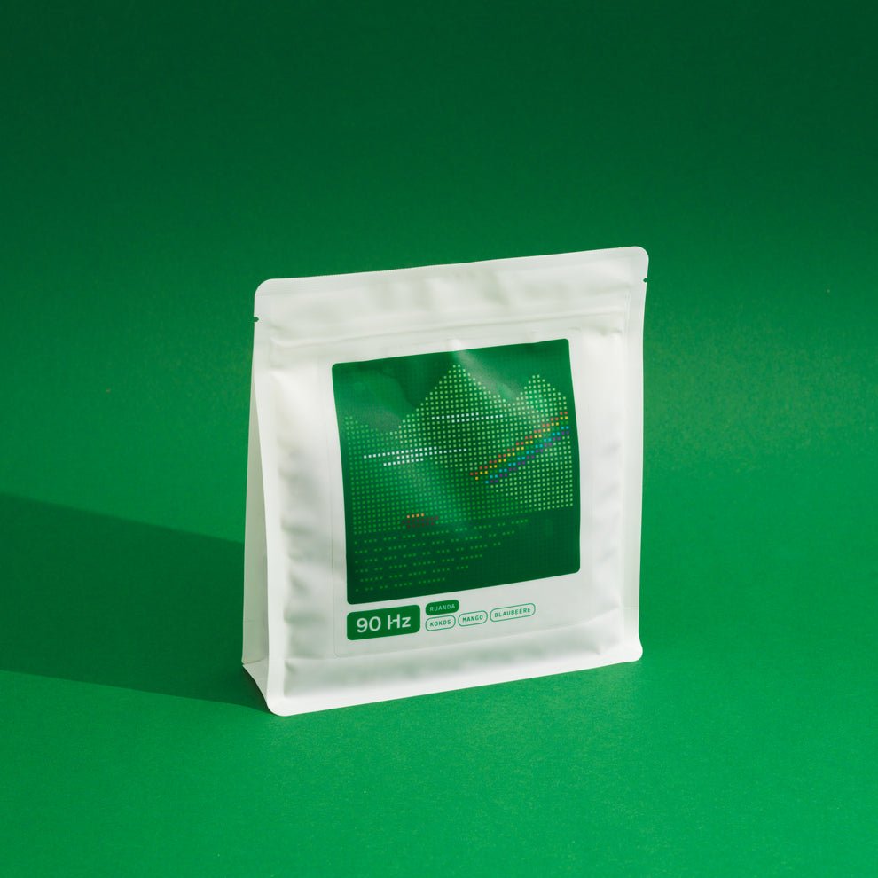 90 Hz Ruanda Filterkaffee Vorderseite auf grünem Hintergrund – iknow Review Kaffee geröstet von 19grams Berlin