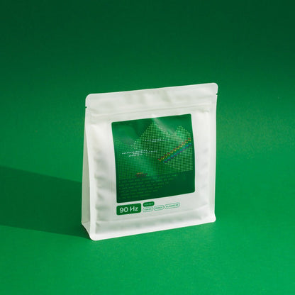 90 Hz Ruanda Filterkaffee Vorderseite auf grünem Hintergrund – iknow Review Kaffee geröstet von 19grams Berlin