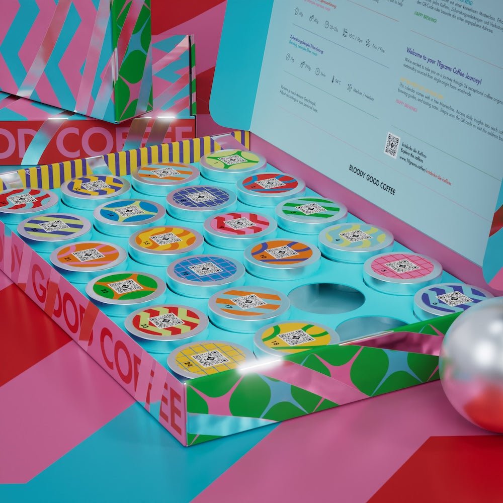 19grams Bloody Good Coffee Adventskalender 2025 – 24 bunte Kaffeedosen im geöffneten Kalender Draufsicht